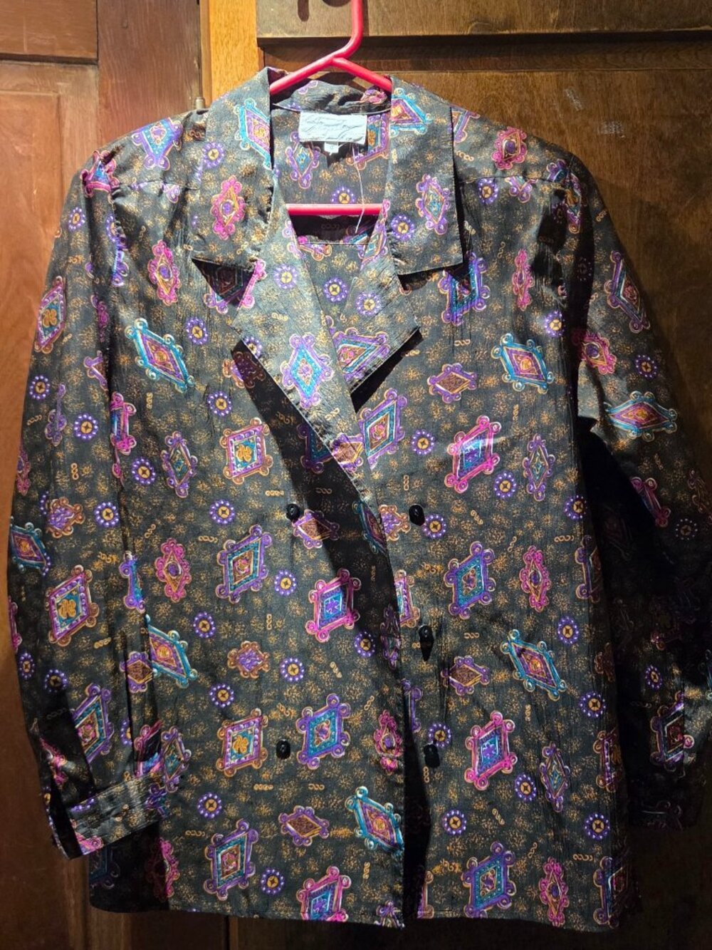 Double-breasted lightweight blazer blouse featuring a distinct retro aesthetic.